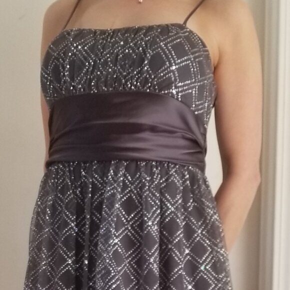 (13)GRAD/PROM DRESS - Picture 3 of 11